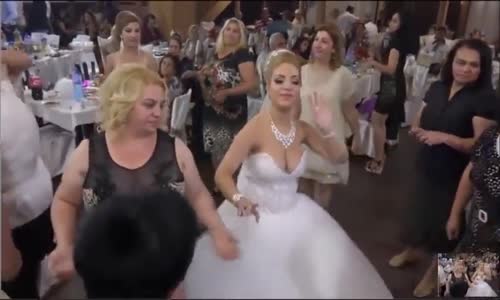 Göğüs Dekolteli Gelinin Düğünde Döktürmesi