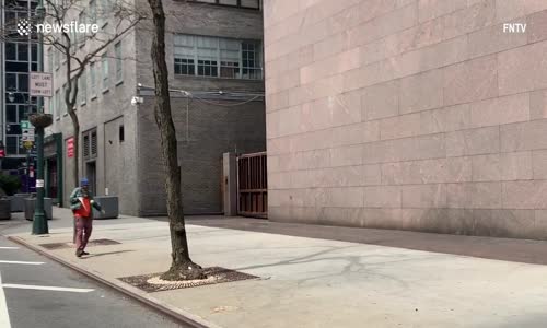 Newyork Şehrinde adamın kendi kendine karşı tenis oynaması