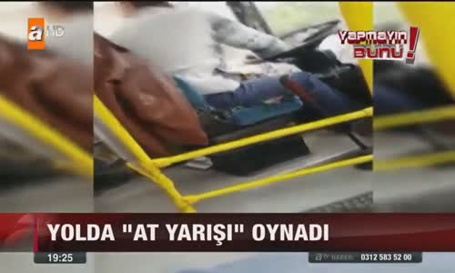 Halk Otobüsü Kullanırken At Yarışı Oynayan Şoför 
