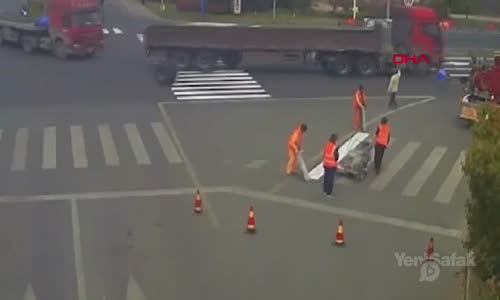 TIR'dan kopan tekerlek işçinin üzerinden geçti