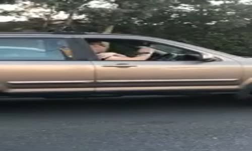 Direksiyon Başında Müziği Yaşayan Sürücü 