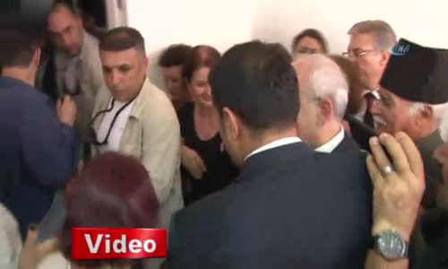 Kılıçdaroğlu’nun Selfie Çekme Mücadelesi