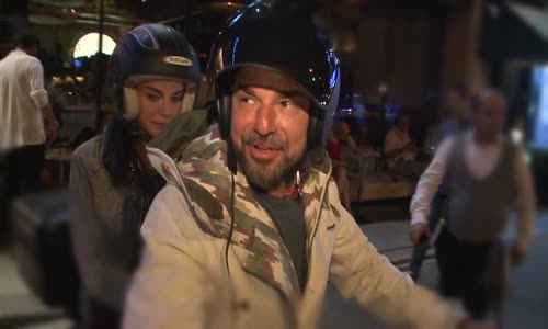 Engin Altan Düzyatan Eşi Ve Arkadaşları İle Yemekte