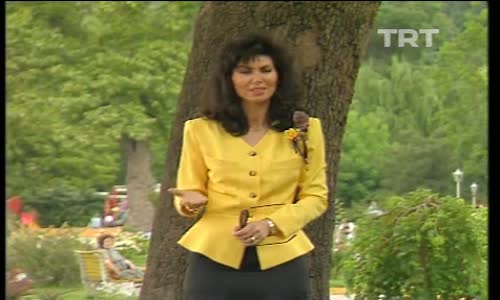 Ayşe Tunalı-Merdivenin Başındalar On Beş Yirmi Yaşındalar izle