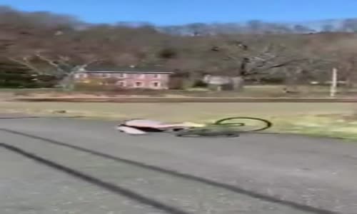 Bisiklet Üzerinde Ayağa Kalkmak İsteyen Kızın Dramı 