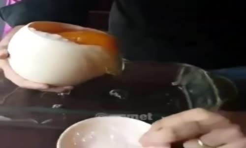 Çok Büyük Yumurta Kıran Adam