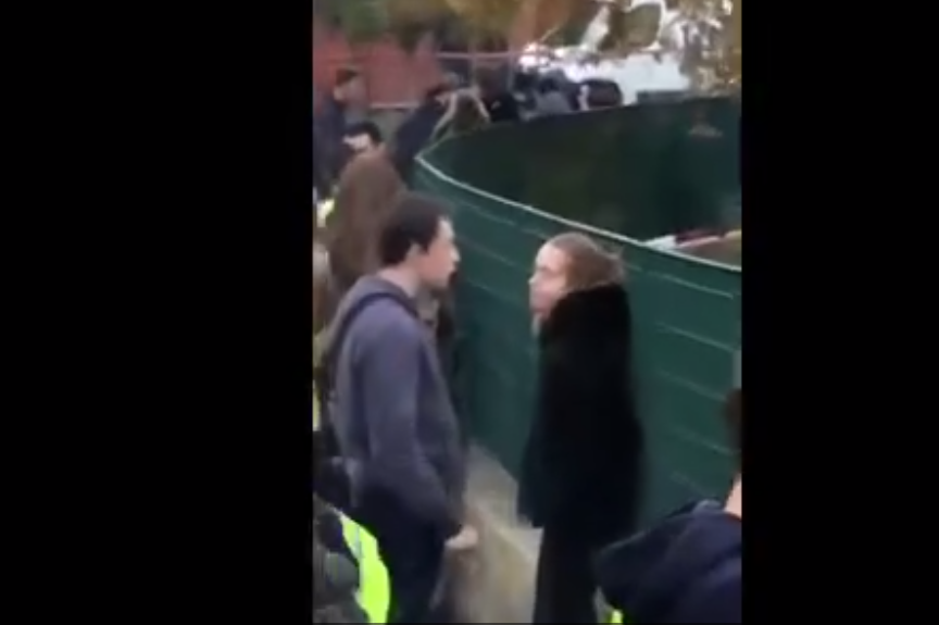 Öpücükten Tek Hamleyle Sıyrılan Kız