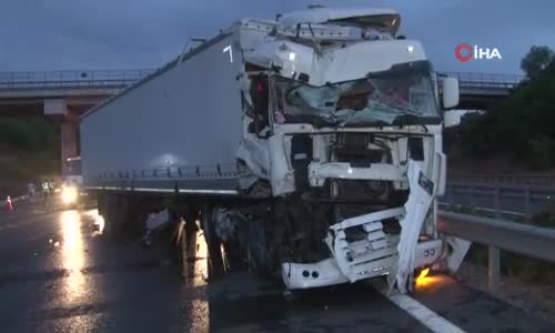 Seyir halindeki 2 TIR’ın karıştığı kazada faciadan dönüldü 