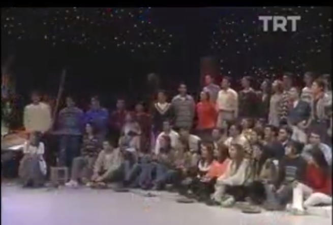 TRT Ankara Radyosu THM Gençlik Korosu-Karşıdan Aşık Gider 