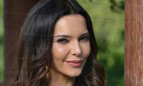 Hande Ataizi Hiç Böyle Görmediniz - Vücudunu Ortaya Çıktı