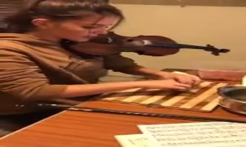 Hem Sarma Saran Hem Keman Çalan Kız 