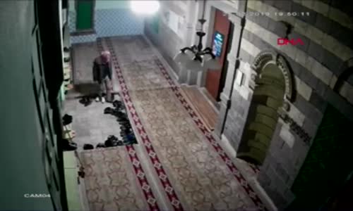 Camide Deneyerek Ayakkabı Çalan Hırsız