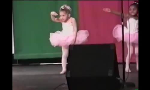 Küçük Kızların Dans Gösterisi