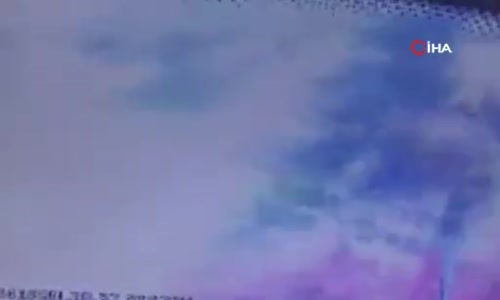 Büyükçekmece’de hızını alamayan İETT otobüsü yoldan çıktı 