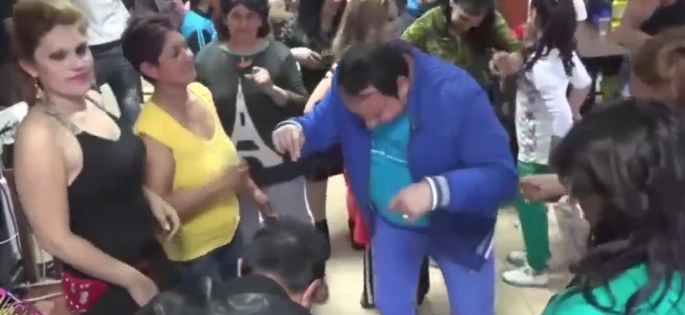 Düğünde Oynadıkça Pantolonu Düşen Hatun