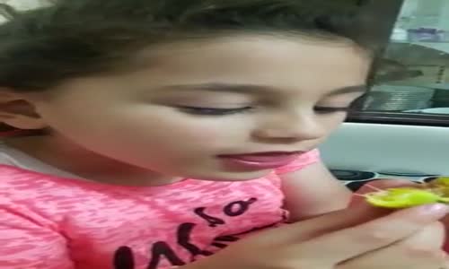 İncirle Konuşan Küçük Kız