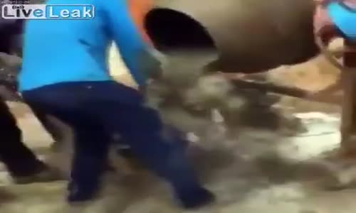 Beton Banyosu Yapan Adam