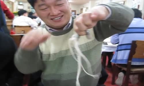 Yavru Ahtapotu Canlı Canlı Yiyen Adam