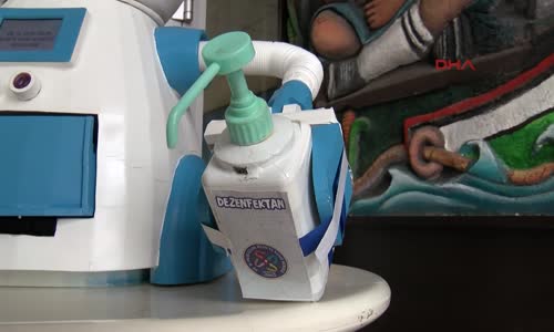 Ateş ölçüp, dezenfektan sıkarak maske veren robot tasarladılar 