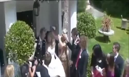 Gelinin  Üstüne Su Döke Teyze