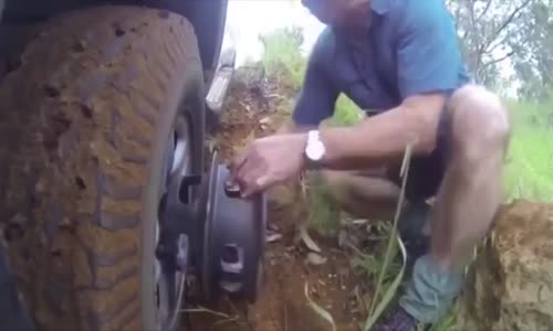 Çamura Kuma Saplanmış Araba Nasıl Kurtarılır