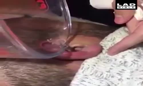 Kulağından Örümcek Çıkan Adam