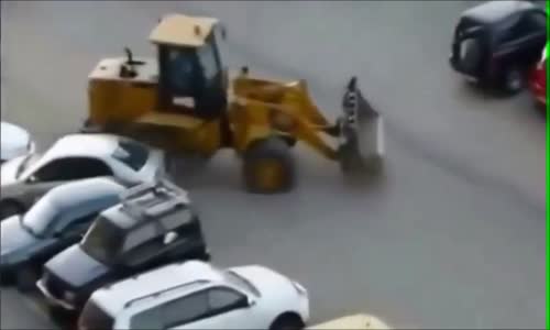 Araçları Pert Eden Acemi Kepçe Sürücüsü