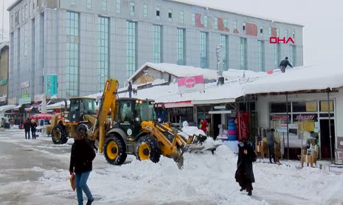 Muş'ta, çatılarda tehlikeli kar temizliği 