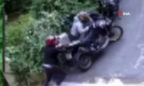 Park halindeki motosiklet saniyeler içinde böyle çalındı 