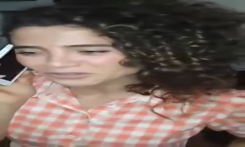 Sevgilisiyle ayrı, annesiyle apayrı konuşan kız