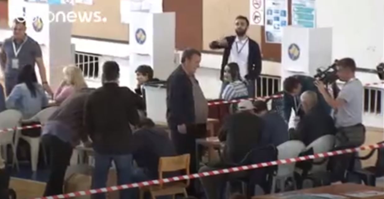 Kosova'da Halk Yeni Parlamento İçin Sandık Başında