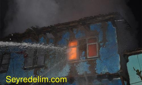 3 katlı ahşap ev alevlere teslim oldu