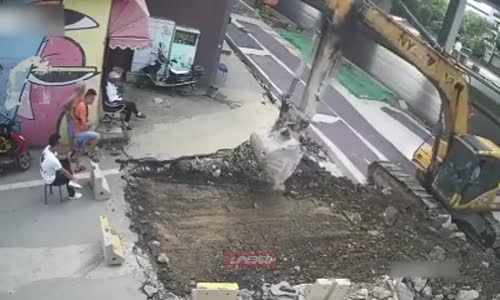 Meraklı İzleyicileri Sırılsıklam Islatan İş Makinesi Operatörü