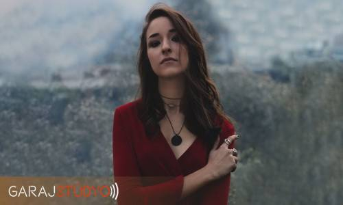 Naz Ölçal - Bir Şarkı Söylerim