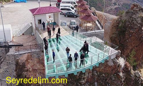 Torul Kalesi cam seyir terası büyülüyor