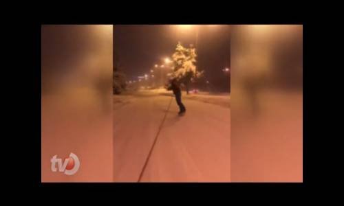 Caddede Snowboard Yapan Vatandaş