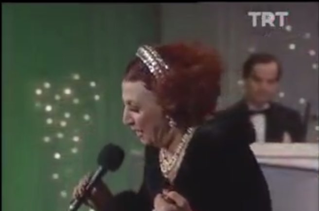 Müzeyyen Senar-Körfezdeki Dalgın Suya Bir Bak Göreceksin 