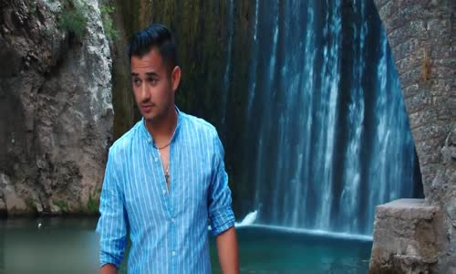 Corona Virüse Karşı Şövalye Kaskıyla Alışveriş Yapan Adam 