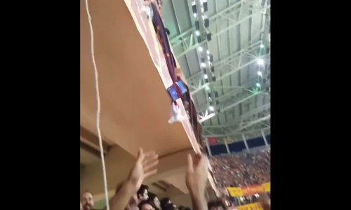 Üst Tribünden Düşen Telefonu Atkı ile Gönderen Galatasaray Taraftarları