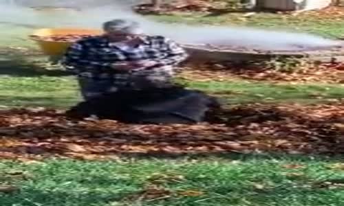 Yaprakların İçinde Romantizm Yaşayan Yaşlı Çift 