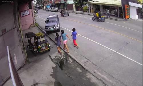 Sahibinin Peşinin Bırakmayan Araba