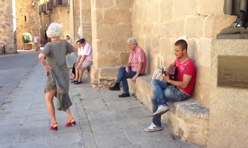 Sokak Müzisyeninin Şarkısına Dans Ederek Eşlik Eden Teyzeden Dünyayı 1 Dakikalığına Güzelleştiren Performans