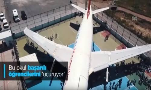 Bu Okul Başarılı Öğrencilerini Uçuruyor