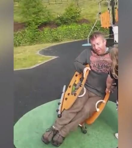 Çocuk Parkında Oyuncağa Sıkışan Baba