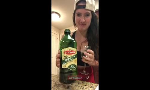 Arkadaşına Şarap Diye Zeytinyağı İçiren Kız 