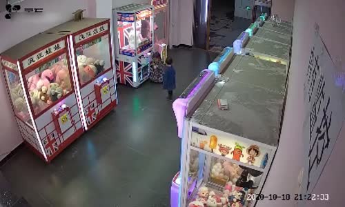 Oyuncak Almak İçin Girdiği Makineden Çıkamayan Ufaklık 