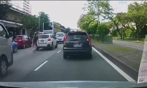 Kadın Yayanın Ayaklarını Yerden Kesen Motosikletli