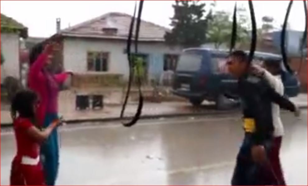 Yağmur Altında Roman Havası