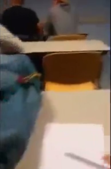 Uyuyan Öğrencisini Nezih Bir Şekilde Uyandıran Profesör