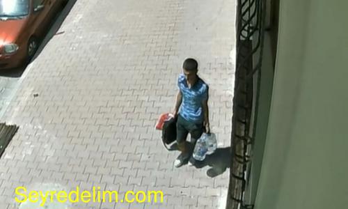 Litrelik sularla kendilerini kamufle eden hırsızlar kamerada